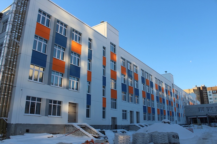 В новой школе на Лесобазе клеят обои и кладут плитку