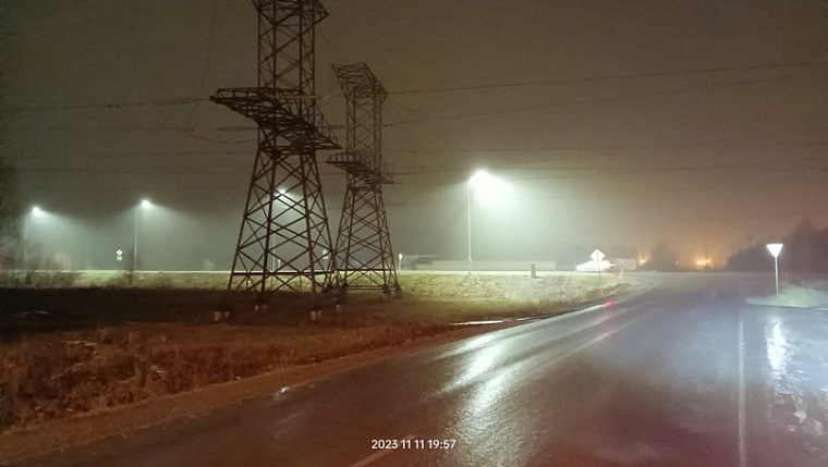 На объездной Заводоуковска смонтирована линия освещения в районе коттеджной застройки