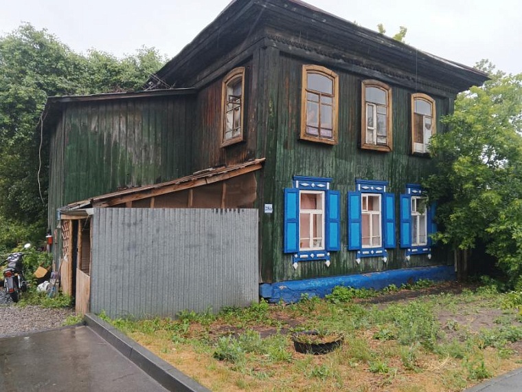 Старый дом на улице Пароходской в Тюмени признали зоной вероятной чрезвычайной ситуации