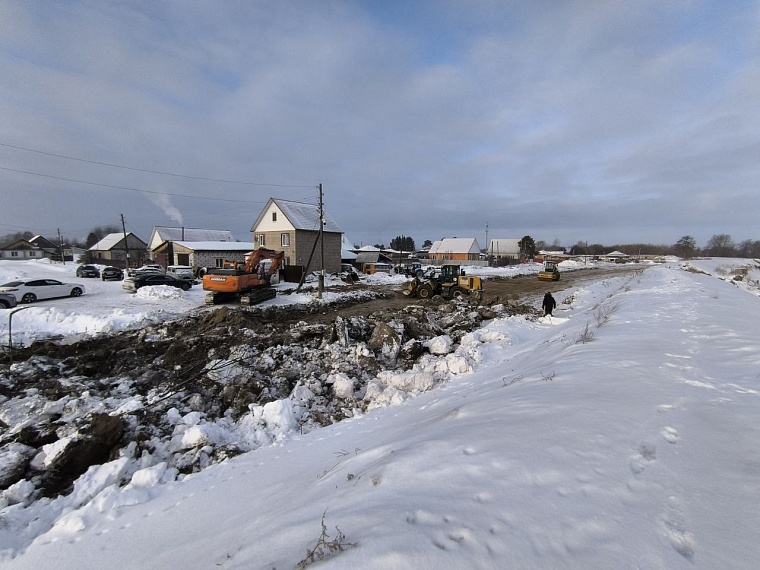 В Викулово восстанавливают повреждённый паводком участок дамбы