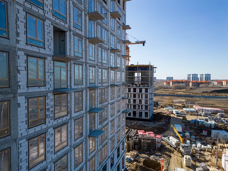 В первой очереди жилого комплекса на Чаркова завершается монтаж лифтов