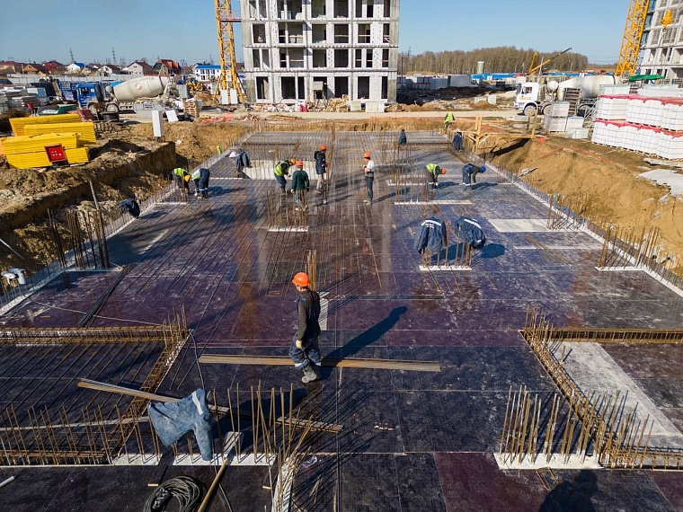 В первой очереди жилого комплекса на Чаркова завершается монтаж лифтов