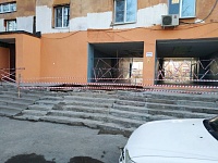 В Тюмени у многоэтажки обрушилось крыльцо