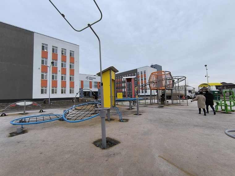 У новой школы в тюменском районе Мелиораторов устанавливают уникальную научную детскую площадку