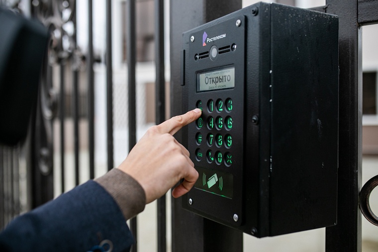 Она узнает тебя из тысячи: «Ростелеком» устанавливает умные сервисы в многоэтажные дома Тюмени