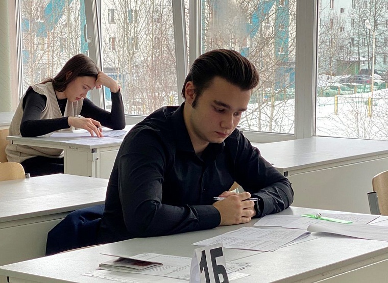 Выпускники сегодня сдают ЕГЭ по биологии и иностранным языкам