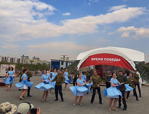 «Музыка войны»: тюменские педагоги провели открытый урок-концерт на набережной Туры