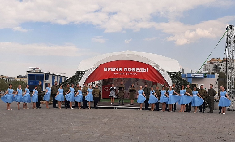 «Музыка войны»: тюменские педагоги провели открытый урок-концерт на набережной Туры