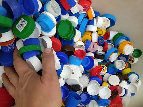 В Тюмени посадят деревья за счет собранных пластиковых крышечек