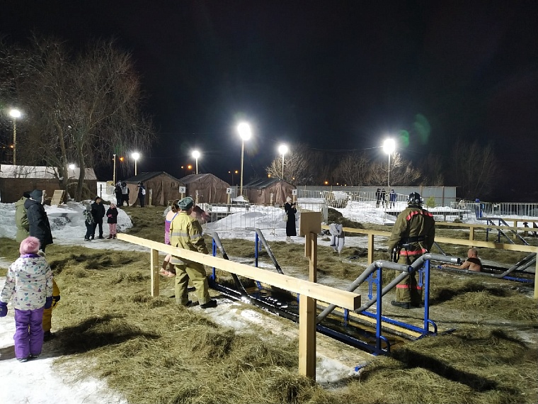 Крещенские купания в Тюмени на озере Липовом собрали около трехсот человек