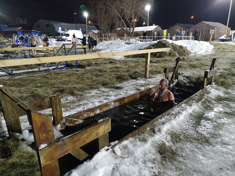 Крещенские купания в Тюмени на озере Липовом собрали около трехсот человек