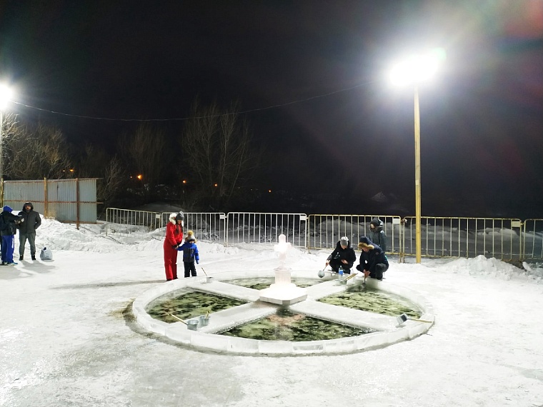 Крещенские купания в Тюмени на озере Липовом собрали около трехсот человек