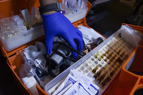 Пожилой тюменец едва не погиб, выпив уксус вместо воды