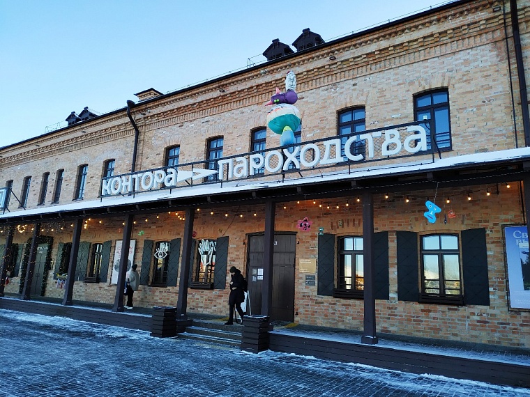 Ягода восхода: тюменскую набережную украсил странный арт-объект