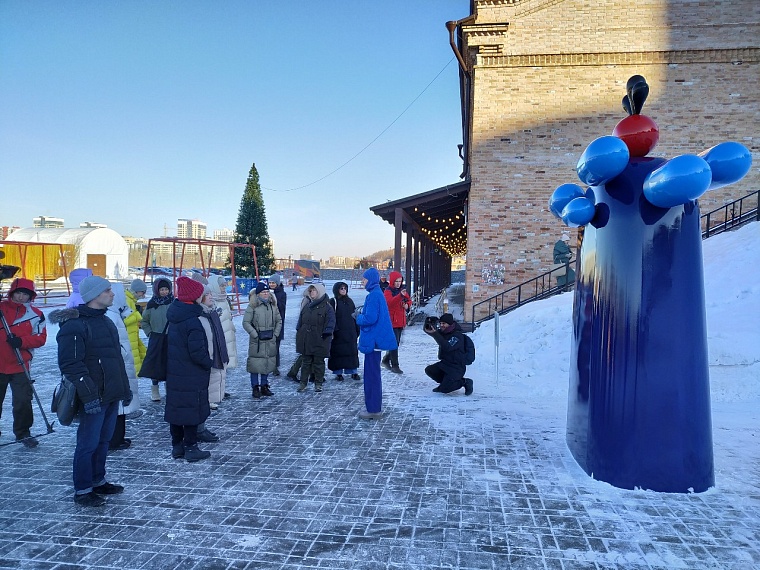 Ягода восхода: тюменскую набережную украсил странный арт-объект