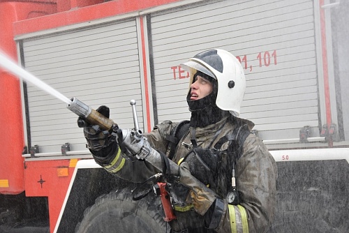 Не прятаться в туалете и не прыгать из окна: спасатели рассказали, что делать при пожаре