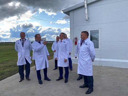 Александр Моор посетил племенной репродуктор в Юргинском районе