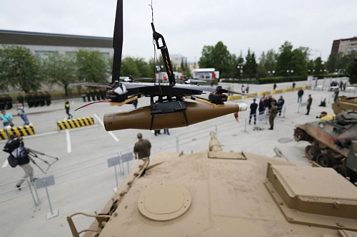 Полпред Владимир Якушев вручил сертификаты операторам беспилотников