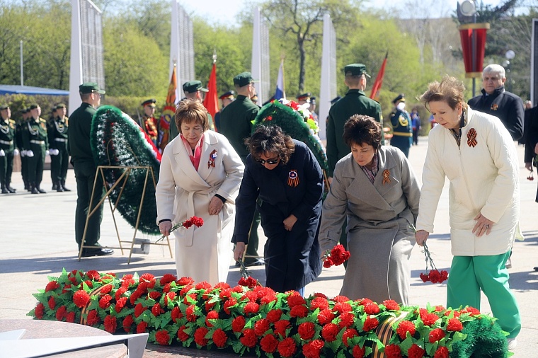 Тюменцы возложили венки к Вечному огню мемориального комплекса «Память». Фоторепортаж