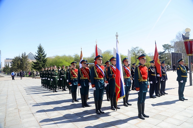 Тюменцы возложили венки к Вечному огню мемориального комплекса «Память». Фоторепортаж