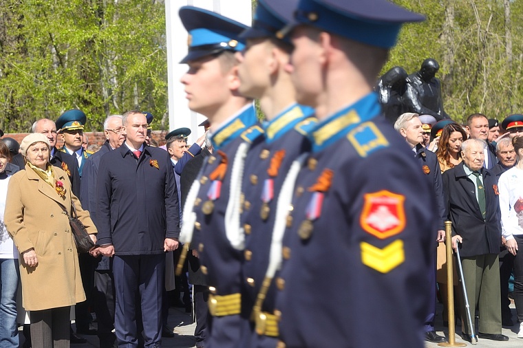 Тюменцы возложили венки к Вечному огню мемориального комплекса «Память». Фоторепортаж