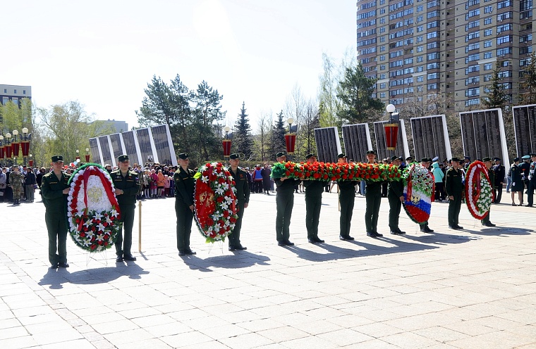 Тюменцы возложили венки к Вечному огню мемориального комплекса «Память». Фоторепортаж