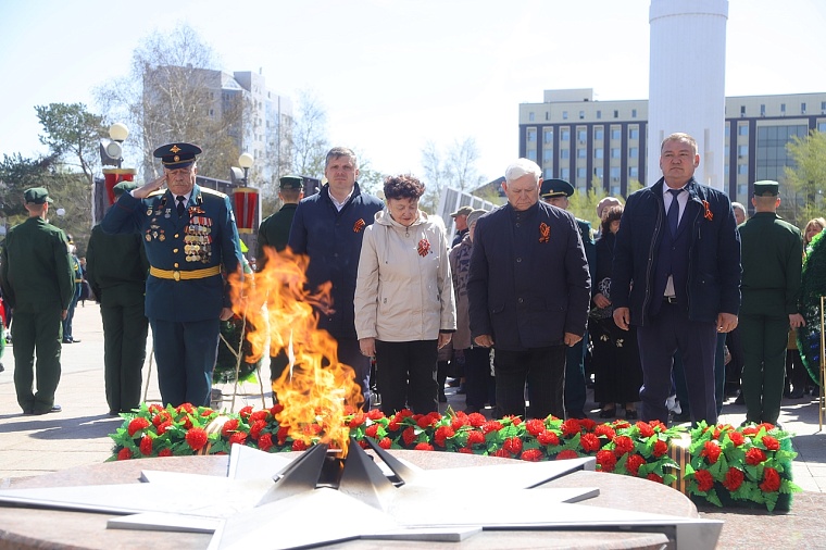 Тюменцы возложили венки к Вечному огню мемориального комплекса «Память». Фоторепортаж