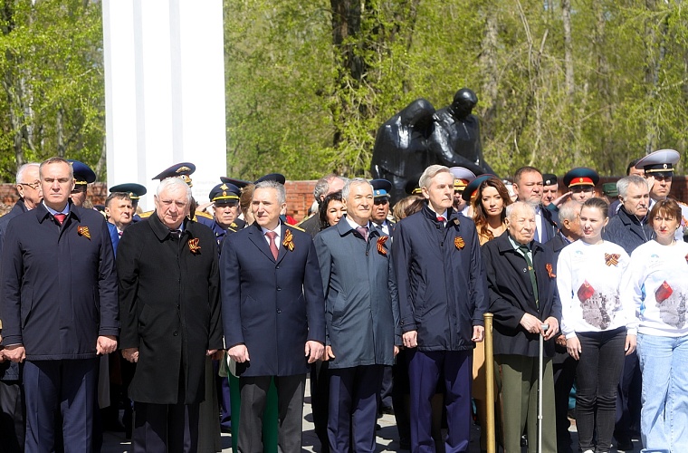 Тюменцы возложили венки к Вечному огню мемориального комплекса «Память». Фоторепортаж