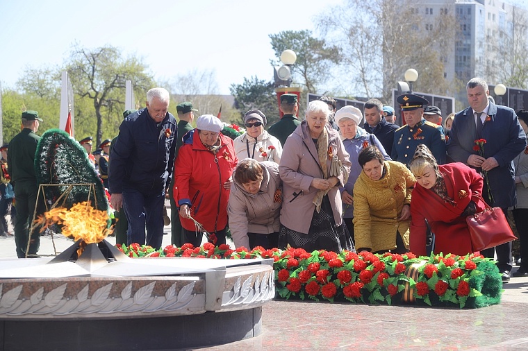Тюменцы возложили венки к Вечному огню мемориального комплекса «Память». Фоторепортаж