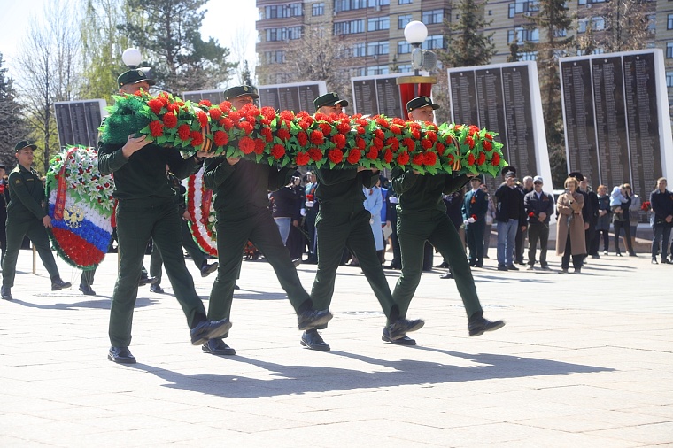Тюменцы возложили венки к Вечному огню мемориального комплекса «Память». Фоторепортаж