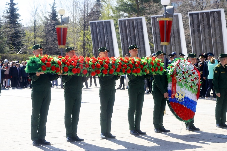 Тюменцы возложили венки к Вечному огню мемориального комплекса «Память». Фоторепортаж