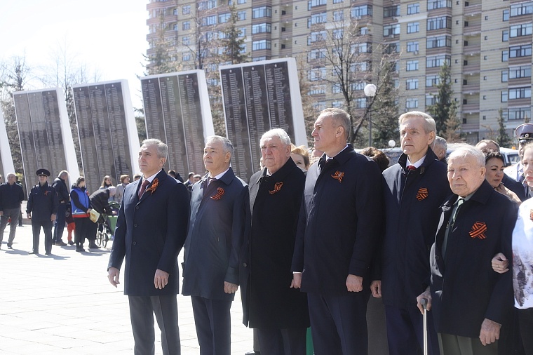 Тюменцы возложили венки к Вечному огню мемориального комплекса «Память». Фоторепортаж
