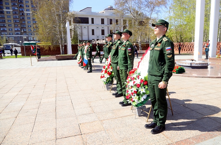 Тюменцы возложили венки к Вечному огню мемориального комплекса «Память». Фоторепортаж