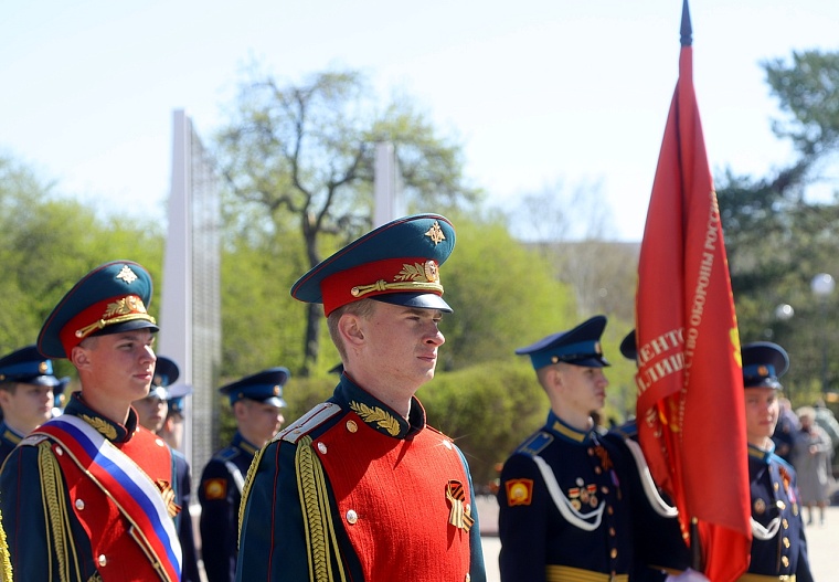 Тюменцы возложили венки к Вечному огню мемориального комплекса «Память». Фоторепортаж