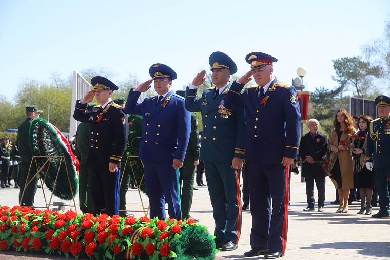 Тюменцы возложили венки к Вечному огню мемориального комплекса «Память». Фоторепортаж