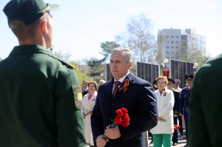 Тюменцы возложили венки к Вечному огню мемориального комплекса «Память». Фоторепортаж