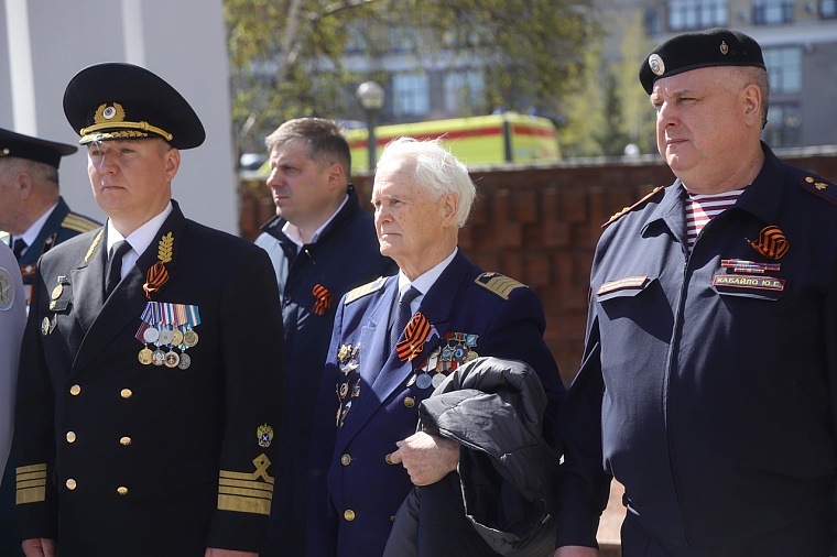 Тюменцы возложили венки к Вечному огню мемориального комплекса «Память». Фоторепортаж