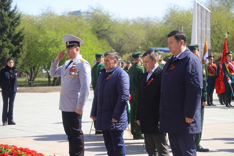 Тюменцы возложили венки к Вечному огню мемориального комплекса «Память». Фоторепортаж