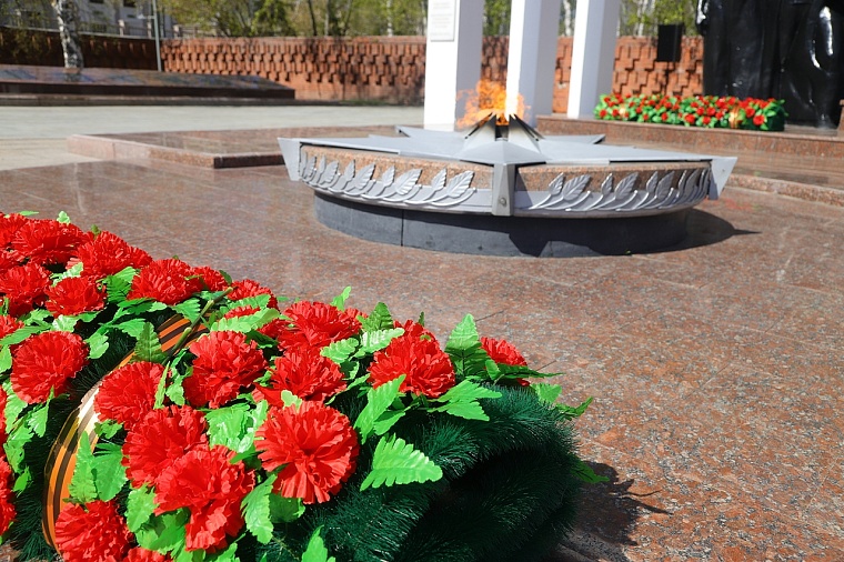 Тюменцы возложили венки к Вечному огню мемориального комплекса «Память». Фоторепортаж