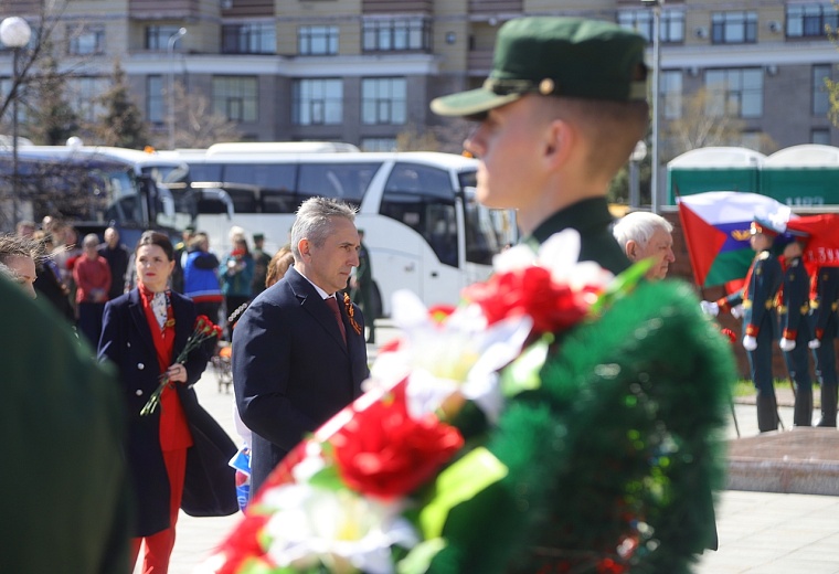 Тюменцы возложили венки к Вечному огню мемориального комплекса «Память». Фоторепортаж