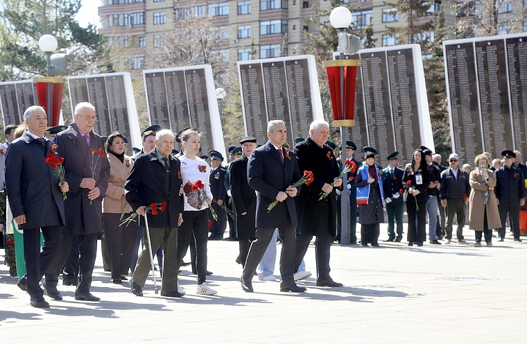 Тюменцы возложили венки к Вечному огню мемориального комплекса «Память». Фоторепортаж