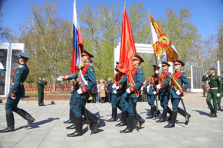 Тюменцы возложили венки к Вечному огню мемориального комплекса «Память». Фоторепортаж