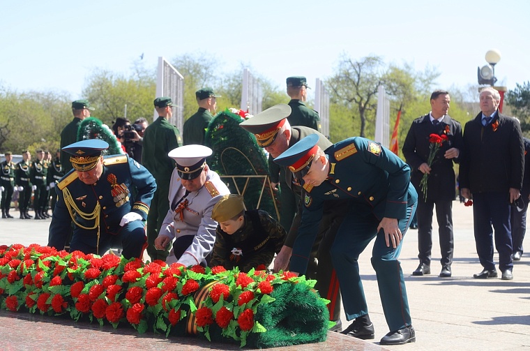 Тюменцы возложили венки к Вечному огню мемориального комплекса «Память». Фоторепортаж