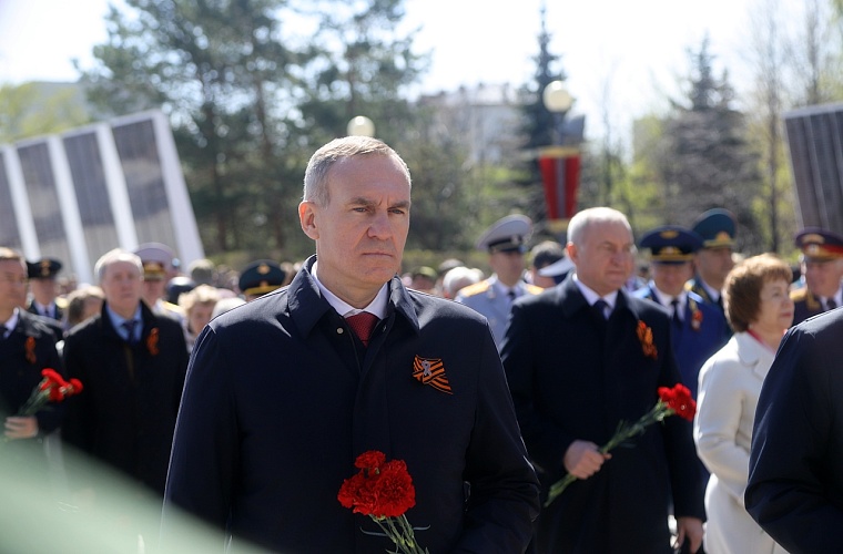 Тюменцы возложили венки к Вечному огню мемориального комплекса «Память». Фоторепортаж