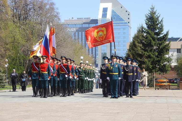Тюменцы возложили венки к Вечному огню мемориального комплекса «Память». Фоторепортаж