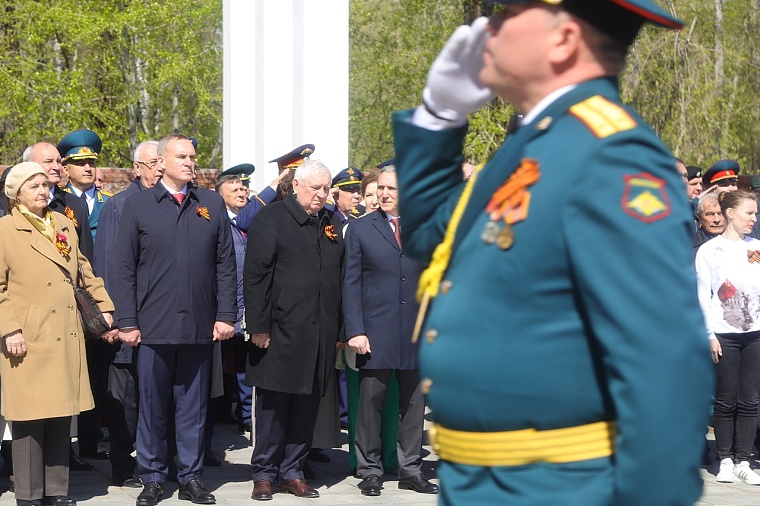 Тюменцы возложили венки к Вечному огню мемориального комплекса «Память». Фоторепортаж
