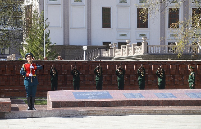 Тюменцы возложили венки к Вечному огню мемориального комплекса «Память». Фоторепортаж