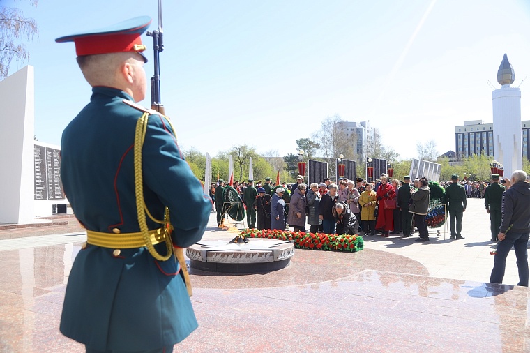 Тюменцы возложили венки к Вечному огню мемориального комплекса «Память». Фоторепортаж