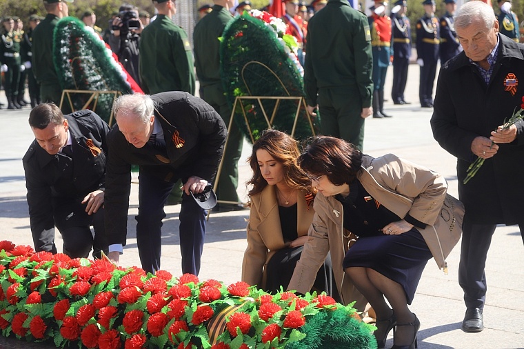 Тюменцы возложили венки к Вечному огню мемориального комплекса «Память». Фоторепортаж