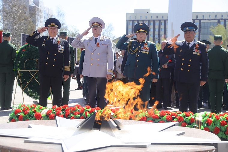 Тюменцы возложили венки к Вечному огню мемориального комплекса «Память». Фоторепортаж
